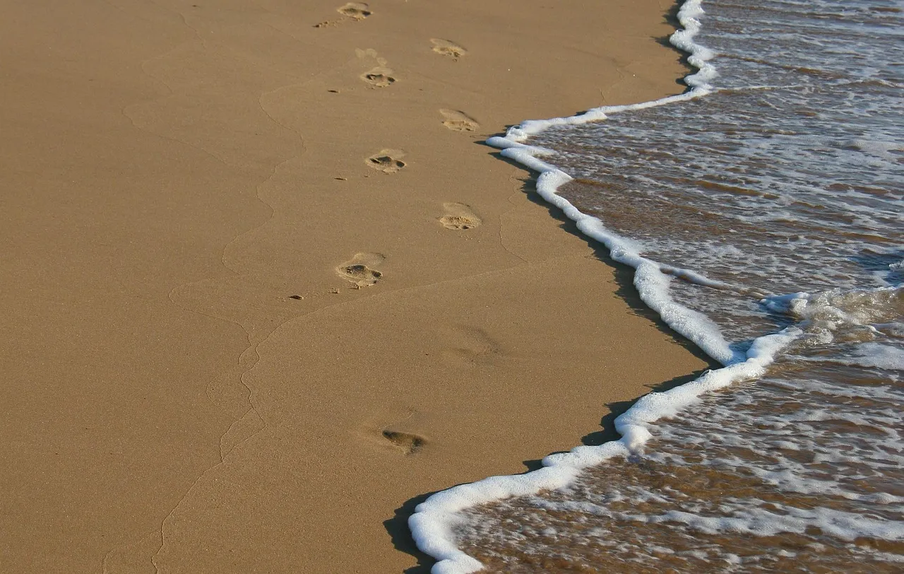 Was bedeutet FKK-Strand? Bedeutung, Regeln & Tipps für einen entspannten Besuch
